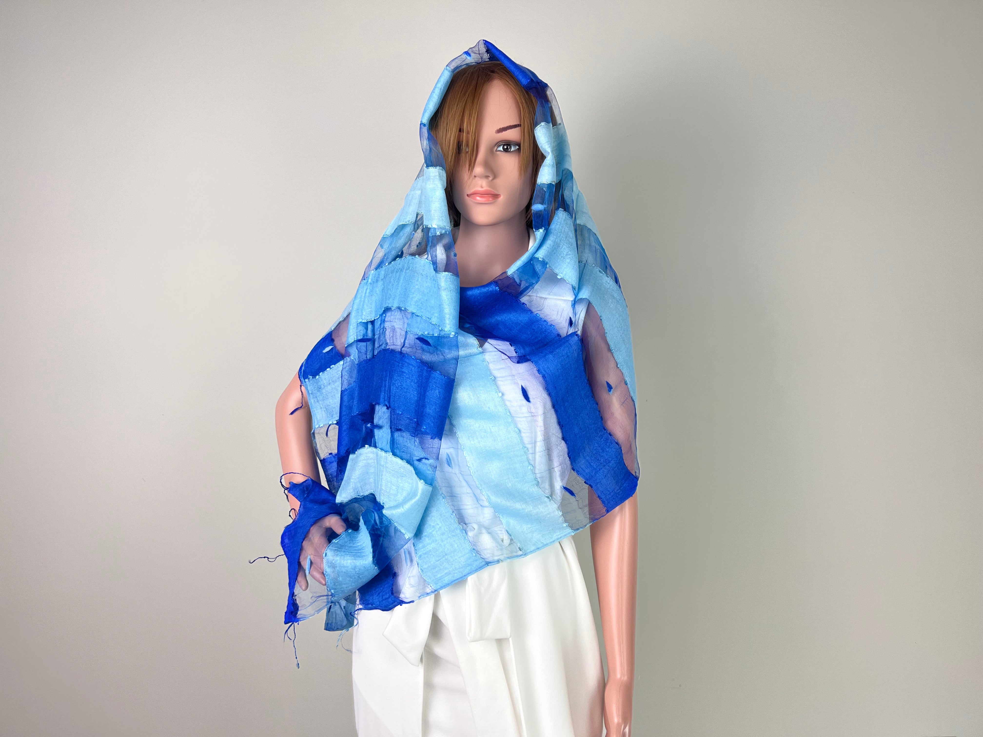 Extraordinary pure silk shawlscarf. Very high quality, 12 mumuies large 140 x140 cm modern diazyn, summer hot production sax blue and ice blue